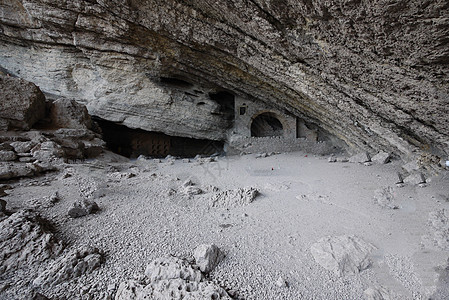 洞穴的入口位于一块悬垂的岩石下方 稍靠一旁是一个石炉图片