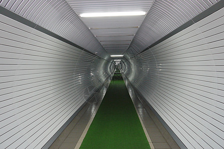 地下地下室长白色走廊 用日光灯照亮的瓷砖上绿绿色通道图片