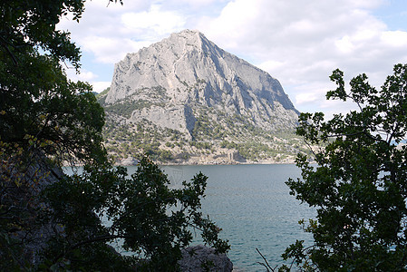 Orgonal 岩石灰色山 在巨大的蓝天背景下图片