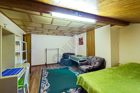 一间温柔舒适的家具小房间地板奢华电视改造长椅装修财产内阁酒店房子图片