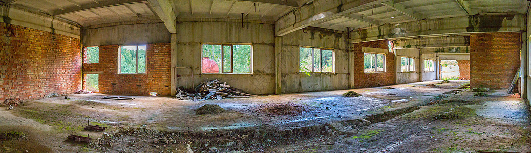 在一片宽密密密密的森林中 一座废弃建筑空空空的房间图片