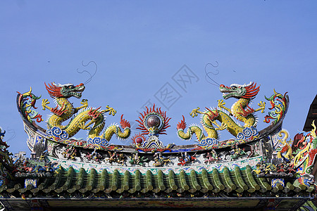 屋顶上有两只中国龙建筑学动物传统蓝色寺庙旅行天空宗教旅游雕塑图片