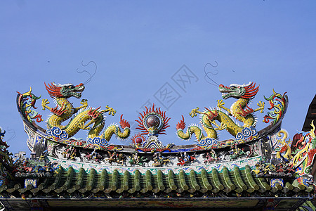 屋顶上有两只中国龙建筑学动物传统蓝色寺庙旅行天空宗教旅游雕塑图片