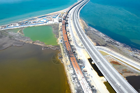 克里米亚桥上交通畅通前的桥梁海岸线蓝色建筑海洋绿色植物废墟遗产柱子海景支撑图片