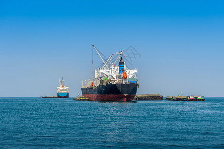 海上货船贮存天线船运送货血管货运船厂海洋卡车港口图片