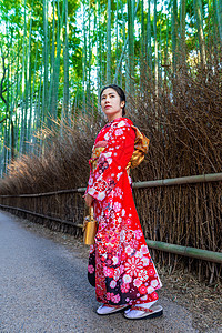 竹林 亚洲女人在日本京都的竹林 穿着日式传统和服街道植物花园寺庙树木竹子生长场景树林地标图片