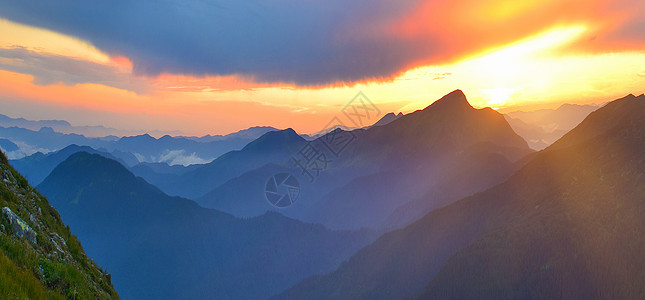 夏季山山日落射线阳光高地背景图片