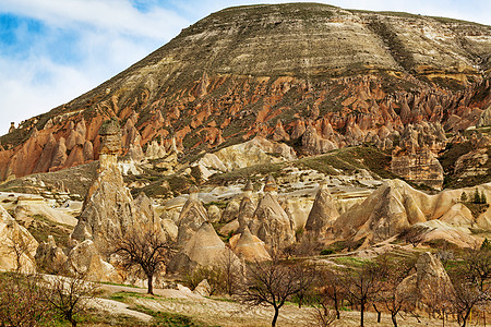 土耳其Goreme附近玫瑰谷圆锥形编队地形公园丘陵天空地质学砂岩地标旅游图片
