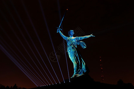 以蓝光在马雅耶夫库尔根上雕塑祖国旅游记忆方法防御旅行后卫胜利石头历史灯展图片