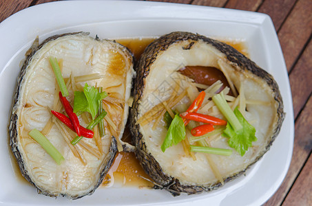 配有豆酱的蒸汽雪鱼食物海鲜午餐美食来源蔬菜烹饪鲳鱼盘子餐厅图片