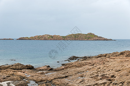 伊索拉罗萨沙地尼亚的岩石橙色景点旅游蓝色悬崖海岸旅行胜地植被假期图片