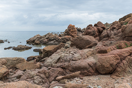 伊索拉罗萨沙地尼亚的岩石景点海岸海景旅游天空旅行植被海滩胜地假期图片
