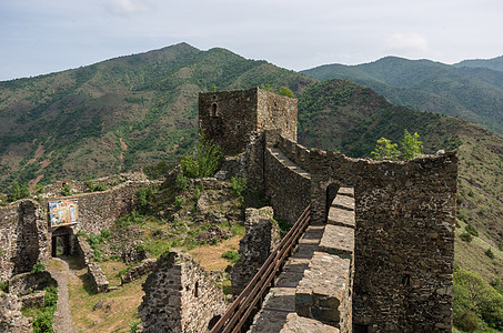 在中世纪堡垒的墙壁上 马格利奇 山丘在后方图片