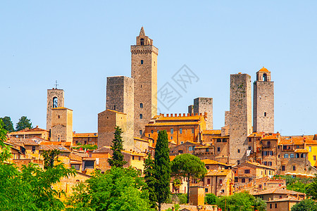 中世纪城镇 有许多石塔 意大利托斯卡纳城堡建筑摩天大楼农村历史性大教堂景观葡萄园地标观光图片