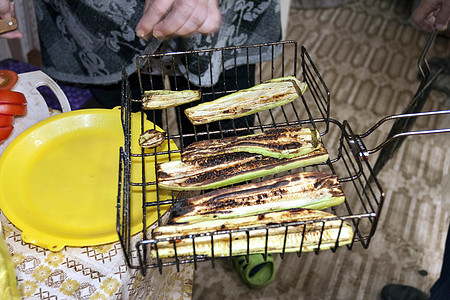 烧烤的苏克西尼撒在盘子上小吃美食蔬菜桌子食物家庭炙烤休息厨师野餐图片