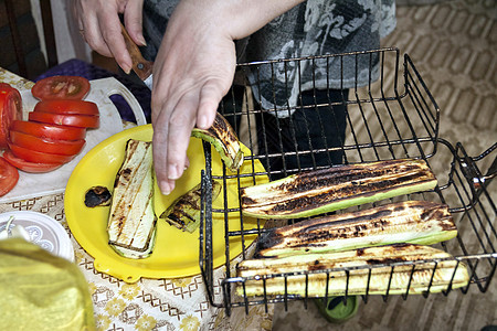 烧烤的苏克西尼撒在盘子上烹饪手指厨师美食休息蔬菜食物桌子油炸维生素图片