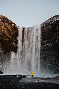 冰岛Skogafos风景资源生态旅游游客旅游流动瀑布地形观光薄雾图片