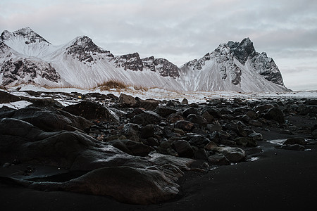 冰岛斯托克克斯内斯的洛基黑沙滩海岸线崎岖风景编队荒野景点山峰环境旅行地标图片