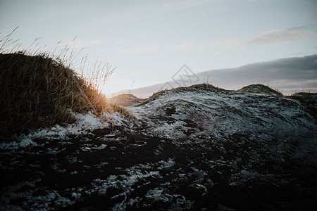冰岛斯托克克斯内日落时黑沙滩图片