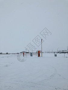 冰岛积雪中的一个加油站图片