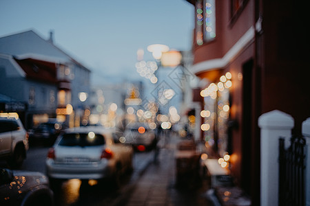 在冰岛雷克雅未克拍摄的一条街道 完全被一些美丽的灯光所模糊图片