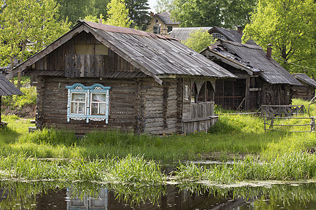 一个古老的村庄 河岸上的木制房屋木头场景农场旅行晴天建筑国家日志房子窗户图片