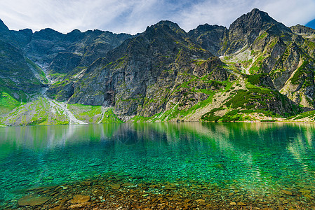 - 塔河中一座山和湖泊的风景景观图片