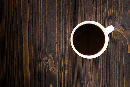 白咖啡杯 黑咖啡在木制桌上图片