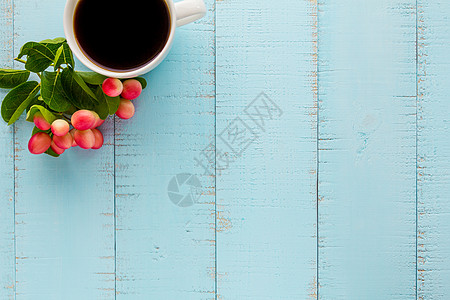 白咖啡杯 黑咖啡和木制桌上的水果白色桌子植物木头杯子咖啡黑色咖啡店棕色早餐图片