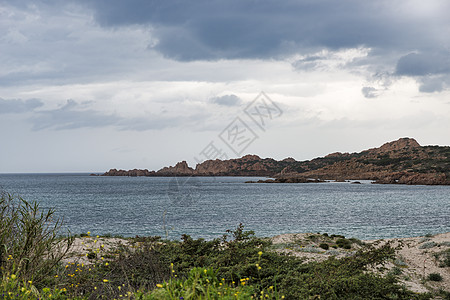 伊索拉罗萨沙地尼亚的岩石橙色旅行天空胜地海岸线海岸植被蓝色旅游景点图片