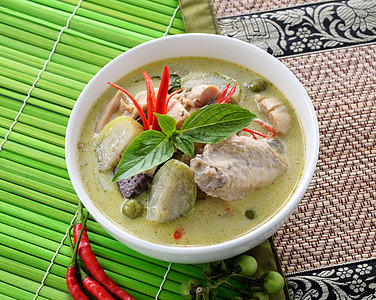 绿色咖喱鸡 泰国菜胡椒叶子沙拉蔬菜蒸汽午餐椰子牛奶盘子海鲜图片