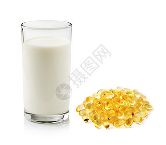 白底绝缘的玻璃牛奶和鱼油药片胶囊鳕鱼奶制品凝胶反射医疗白色养分营养图片