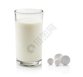 白底孤立的玻璃牛奶和药丸食物药店白色叶子药品胶囊瓶子饮料奶制品产品图片