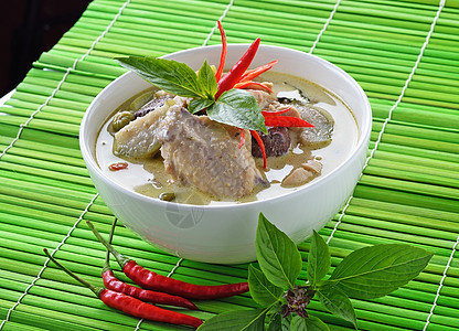 绿色咖喱鸡 泰国菜竹子午餐寒意用餐胡椒牛奶盘子海鲜蒸汽椰子图片