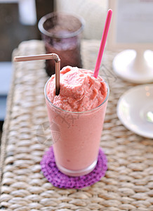 草莓柠檬冰淇淋牛奶牙齿烧杯奶油季节性覆盆子不倒翁浆果高脚杯玻璃图片
