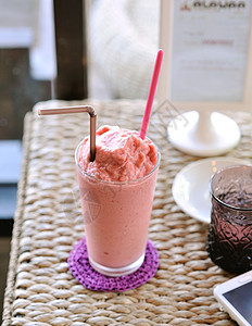 草莓柠檬冰淇淋高脚杯浆果季节性奶油覆盆子玻璃不倒翁牙齿牛奶烧杯图片