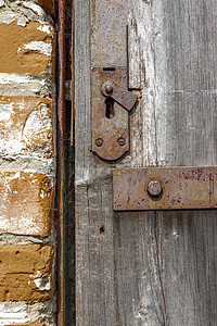 旧木制门的钥匙孔 生锈和风化图片