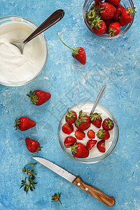 碗里有有机酸奶 蓝色的新鲜草莓美食奶油浆果盘子奶制品营养乡村谷物饮食小吃图片