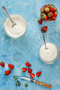 碗里有有机酸奶 蓝色的新鲜草莓美食排毒甜点营养乡村勺子牛奶覆盆子浆果食物图片