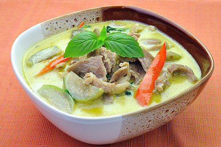 绿猪肉咖喱 泰国菜盘子烹饪椰子竹子用餐蒸汽蔬菜牛奶柠檬午餐图片