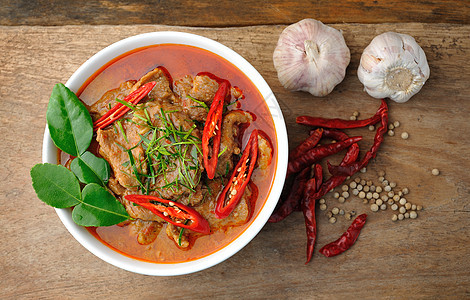美味的泰国番茄咖哩盘子牛奶猪肉食谱美食红色椰子牛肉食物绿色图片