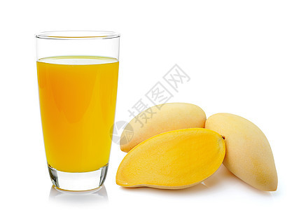白底玻璃杯中的芒果汁图片