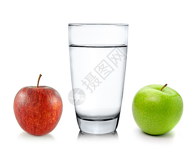 白色背景上孤立的玻璃杯水和苹果饮料药剂美食处方水果水晶工作室农业药品杯子图片