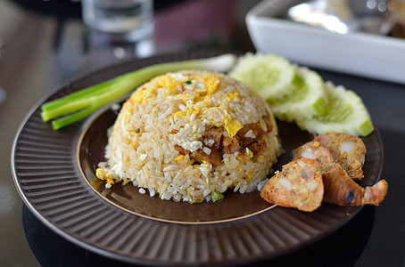 炒米饭泰式蔬菜午餐猪肉白色美食烹饪餐厅盘子食物洋葱图片