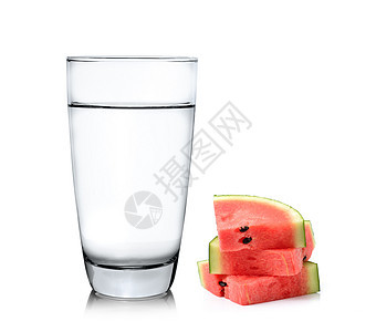 白色背景上孤立的玻璃杯水和西瓜玻璃饮料小吃水果果汁薄荷红色叶子饮食食物图片