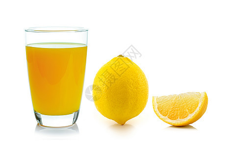 一杯柠檬汁和白底孤立的柠檬汁图片
