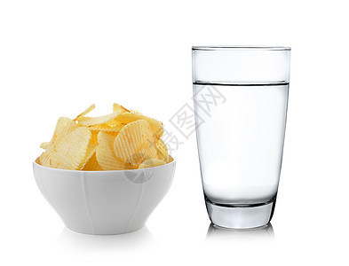 白背景的一碗薯片黄色芯片白色盐渍金子垃圾饮料小吃土豆玻璃图片