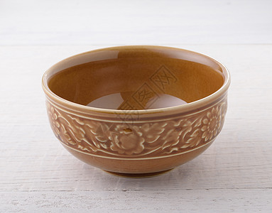 木柴上的空陶瓷碗木头食物厨具白色盘子用具厨房制品餐厅圆形图片