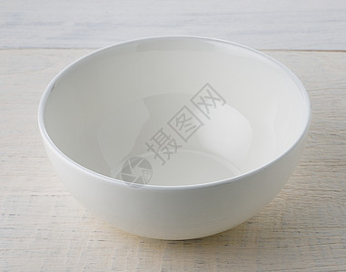 木桌上的空白碗桌子餐厅鸟类餐具食物木头盘子圆形厨具用具图片