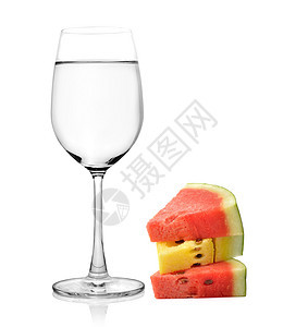 白色背景上孤立的玻璃杯水和西瓜绿色薄荷红色玻璃水果食物果汁饮食小吃茶点图片